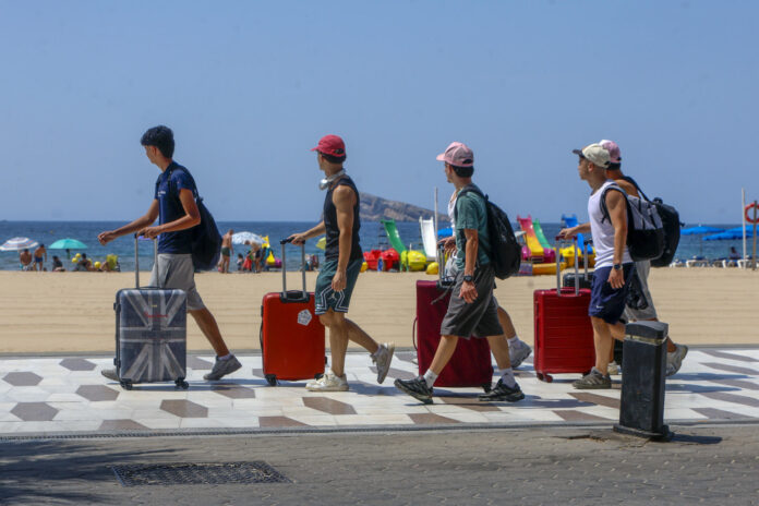 Fotografía de archivo de turistas llegando a la playa de Benidorm (Alicante). EFE/MORELL

