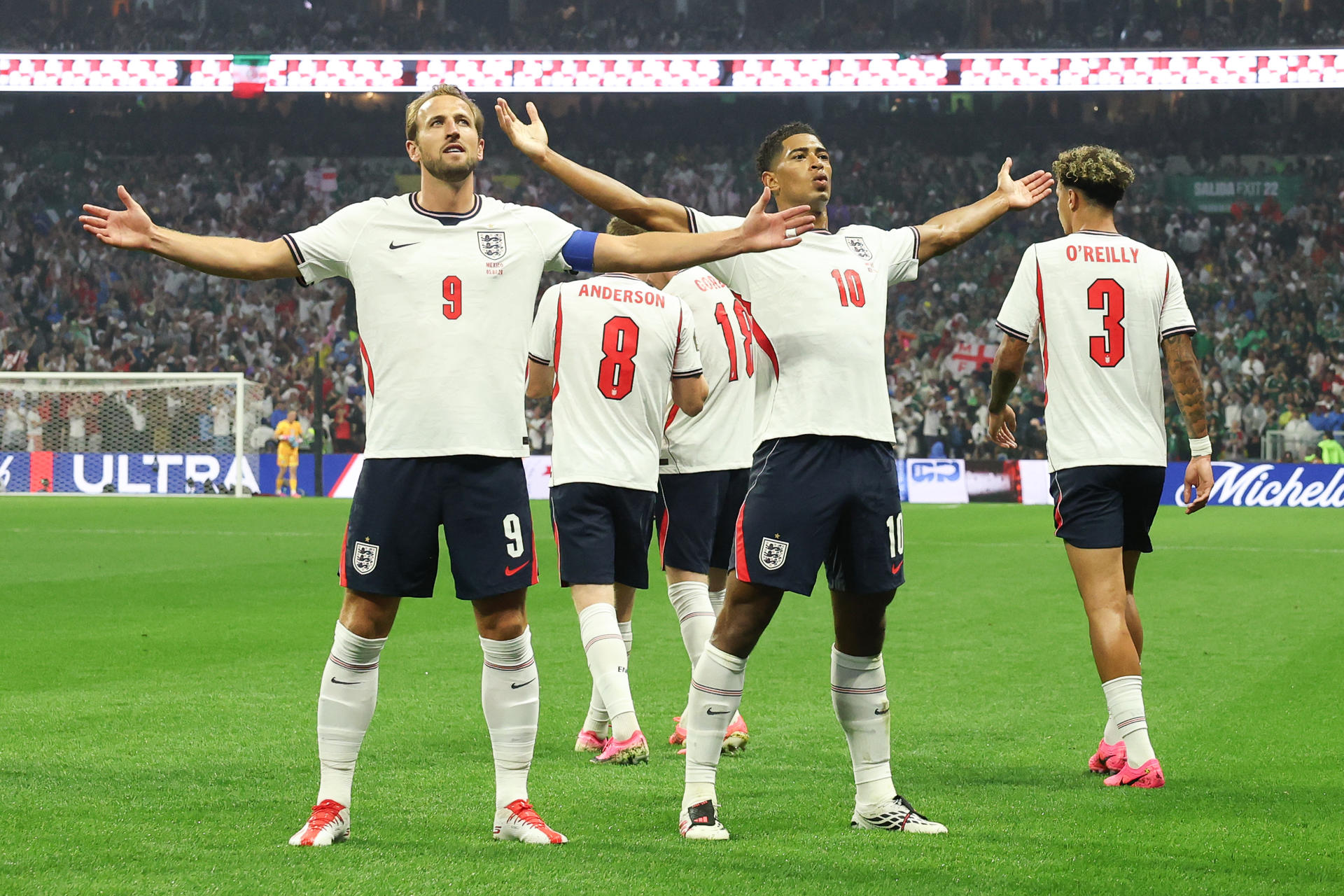 Harry Kane (i) y Jude Bellingham (c), de Inglaterra, celebran un gol durante su partido de octavos de final del Mundial 2026 contra México, disputado este domingo. EFE/ Alex Cruz
