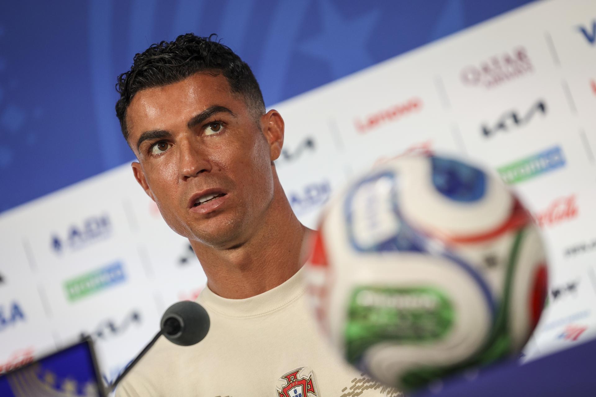El portugués Cristiano Ronaldo, durante la rueda de prensa ofrecida este domingo, en vísperas de su partido contra España, correspondiente a los octavos de final del Mundial 2026. EFE/ MIGUEL A. LOPES
