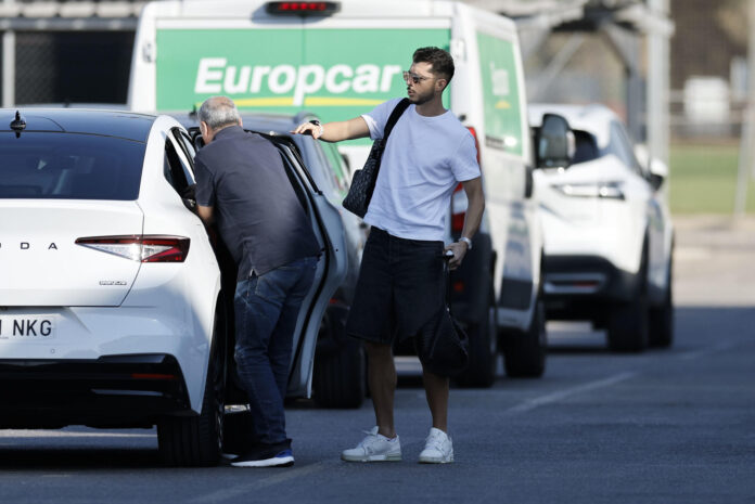 El centrocampista del Valencia FC, Guido Rodríguez a su llegada al primer entrenamiento del equipo en la Ciudad deportiva de Paterna en Valencia. El Valencia se estrenará en Liga contra el Betis el próximo 16 de agosto. EFE/ Kai Försterling
