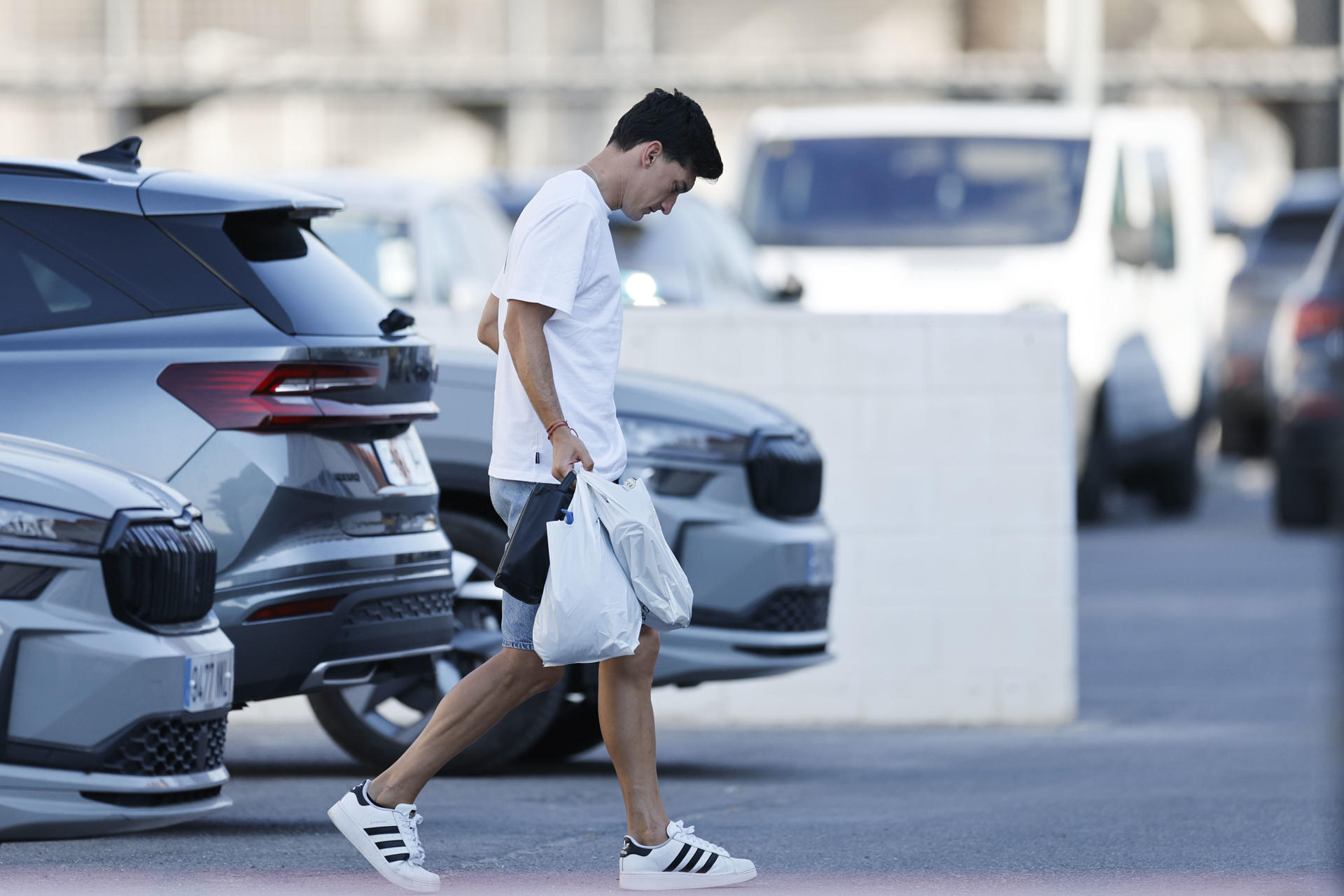 El delantero del Valencia FC, Pepelu a su llegada al primer entrenamiento del equipo en la Ciudad deportiva de Paterna en Valencia. El Valencia se estrenará en Liga contra el Betis el próximo 16 de agosto. EFE/ Kai Försterling