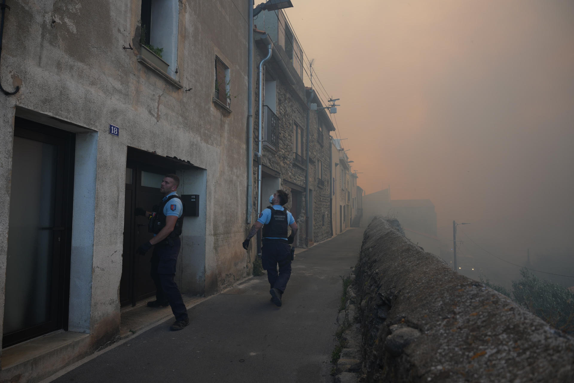 El incendio forestal que se declaró en un macizo a una treintena de kilómetros al oeste de la ciudad de Perpiñán (Francia), y que ante su progresión condujo el domingo a la evacuación de más de 10.000 personas, ha quemado hasta este lunes por la mañana 4.600 hectáreas y sigue avanzando. "Nuestra prioridad del día es evidentemente reanudar esta lucha encarnizada para contener la propagación en su cabeza y en los flancos", señaló Pierre Regnault de la Mothe, el prefecto (delegado del Gobierno) del departamento de los Pirineos Orientales, fronterizo con España, en una conferencia de prensa. EFE/ Gendarmerie Nationale - SOLO USO EDITORIAL/SOLO DISPONIBLE PARA ILUSTRAR LA NOTICIA QUE ACOMPAÑA (CRÉDITO OBLIGATORIO) -
