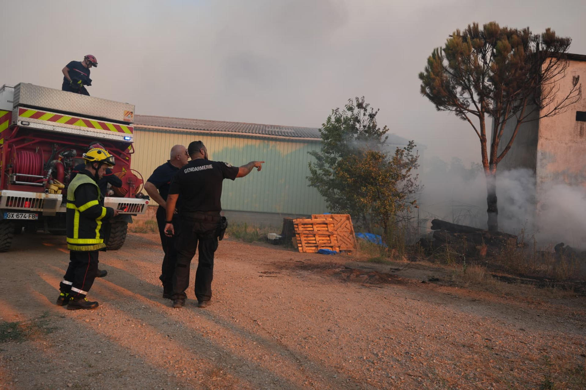 El incendio forestal que se declaró en un macizo a una treintena de kilómetros al oeste de la ciudad de Perpiñán (Francia), y que ante su progresión condujo el domingo a la evacuación de más de 10.000 personas, ha quemado hasta este lunes por la mañana 4.600 hectáreas y sigue avanzando. "Nuestra prioridad del día es evidentemente reanudar esta lucha encarnizada para contener la propagación en su cabeza y en los flancos", señaló Pierre Regnault de la Mothe, el prefecto (delegado del Gobierno) del departamento de los Pirineos Orientales, fronterizo con España, en una conferencia de prensa. EFE/ Gendarmerie Nationale - SOLO USO EDITORIAL/SOLO DISPONIBLE PARA ILUSTRAR LA NOTICIA QUE ACOMPAÑA (CRÉDITO OBLIGATORIO) -
