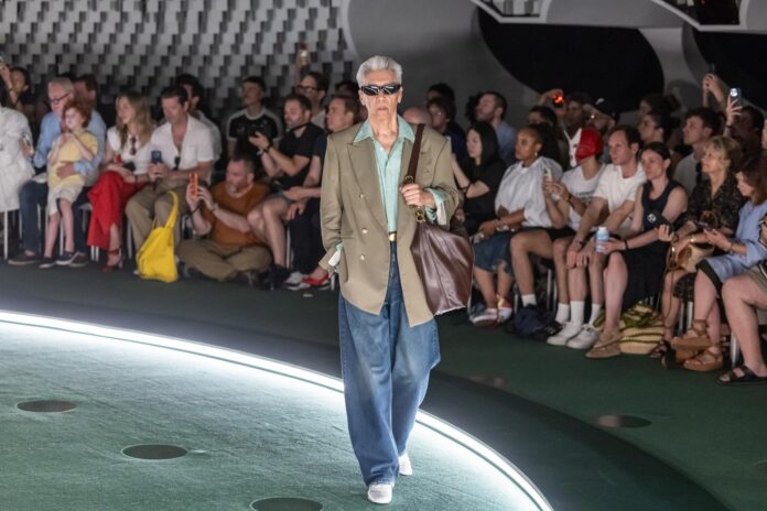 El diseñador Willy Chavarria presentó el pasado mes de junio en París su última colección de hombre durante la semana de la moda masculina. EFE/EPA/CHRISTOPHE PETIT TESSON
