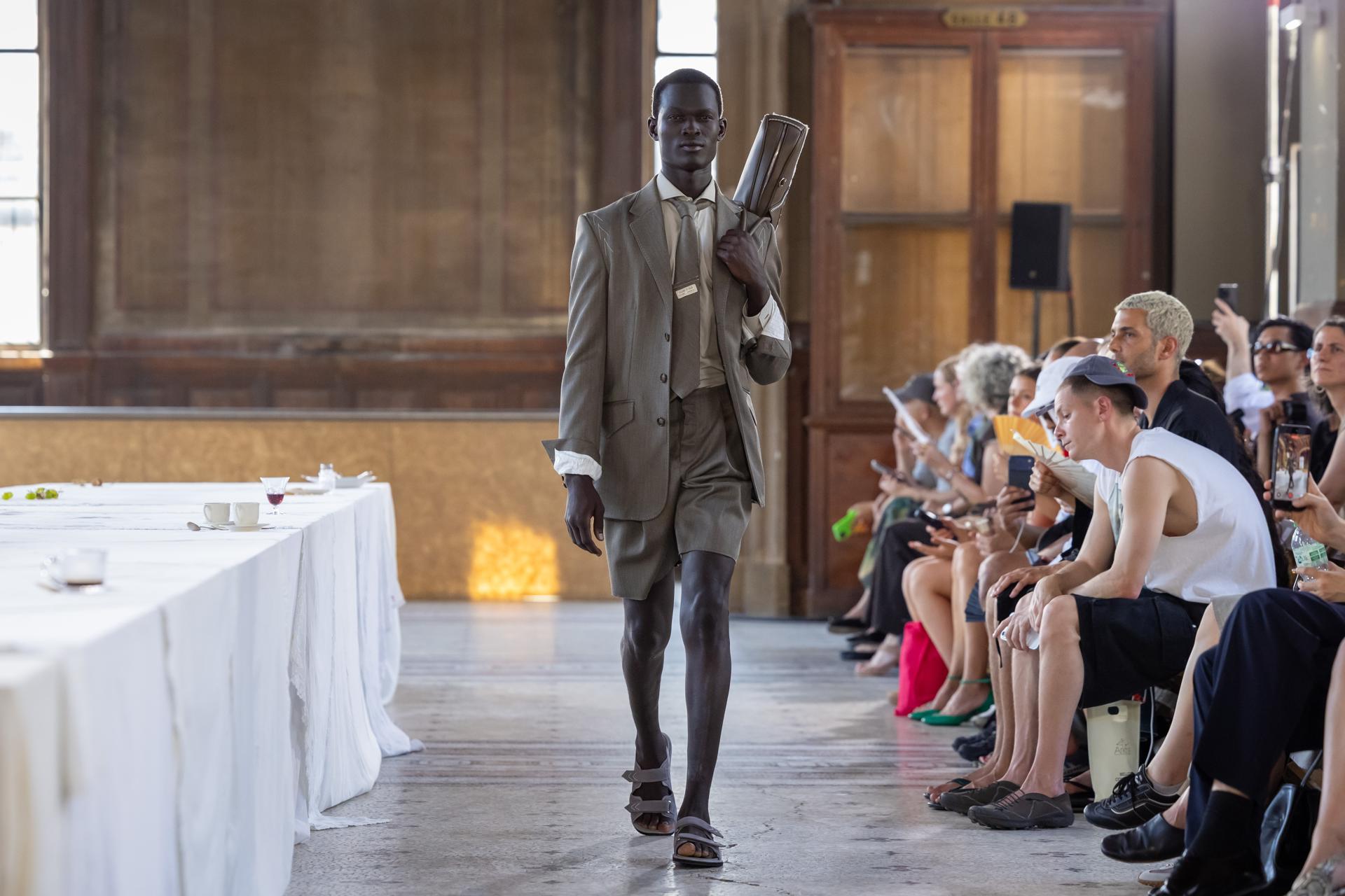 La diseñadora Sonia Carrasco presentó el pasado mes de junio en París su última colección de hombre durante la semana de la moda masculina. EFE/EPA/CHRISTOPHE PETIT TESSON
