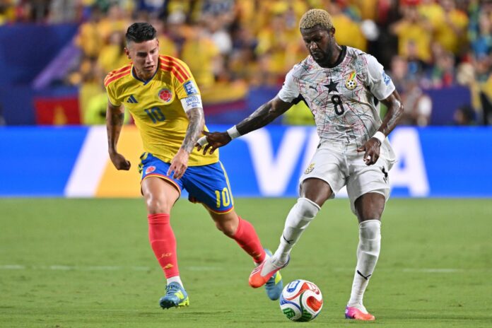 Fotografía del 3 de julio de 2026 en la que se observa a James Rodríguez, de Colombia, de Colombia, en acción contra Kwasi Sibo, de Ghana (d) durante el partido de dieciseisavos de final del Mundial 2026 entre Colombia y Ghana en Kansas City, Missouri (EE.UU.). EFE/AMY KONTRAS

