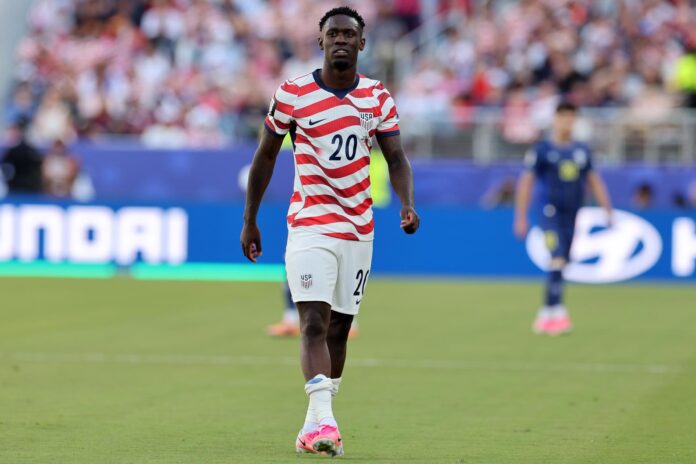 El jugador de Estados Unidos Folarin Balogun abandona el terreno de juego tras recibir una tarjeta roja durante el partido de la Copa Mundial de la FIFA 2026 entre Estados Unidos y Bosnia y Herzegovina, en San Francisco, California, EE.UU. EFE/EPA/BENJAMIN FANJOY
