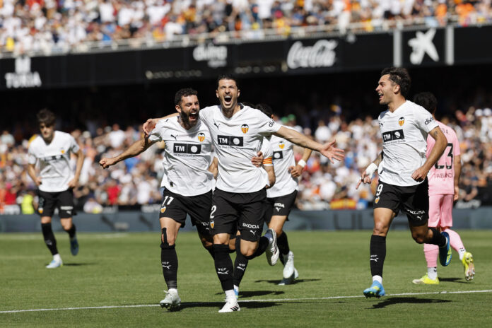 Fotografía del pasado 5 de abril, en la que puede verse al centrocampista del Valencia Guido Rodríguez (c), durante un partido de LaLiga EA Sports (Primera División). EFE/ Ana Escobar
