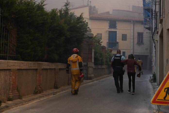 El incendio forestal que se declaró en un macizo a una treintena de kilómetros al oeste de la ciudad de Perpiñán (Francia), y que ante su progresión condujo el domingo a la evacuación de más de 10.000 personas, ha quemado hasta este lunes por la mañana 4.600 hectáreas y sigue avanzando. 
