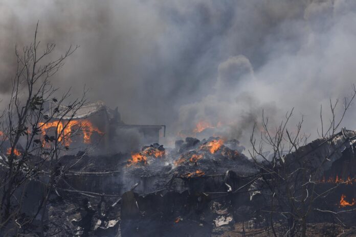Llamas y humo envuelven un edificio durante el reciente incendio en el municipio suburbano de Oreokastro, cerca de Salónica, Grecia.EFE/ Achilleas Chiras
