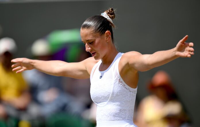 La tenista ucraniana Marta Kostyuk (D)  celebra tras ganar su partido de individuales femeninos del Campeonato de Wimbledon en Londres, Reino Unido,. EFE/EPA/DANIEL HAMBURY
