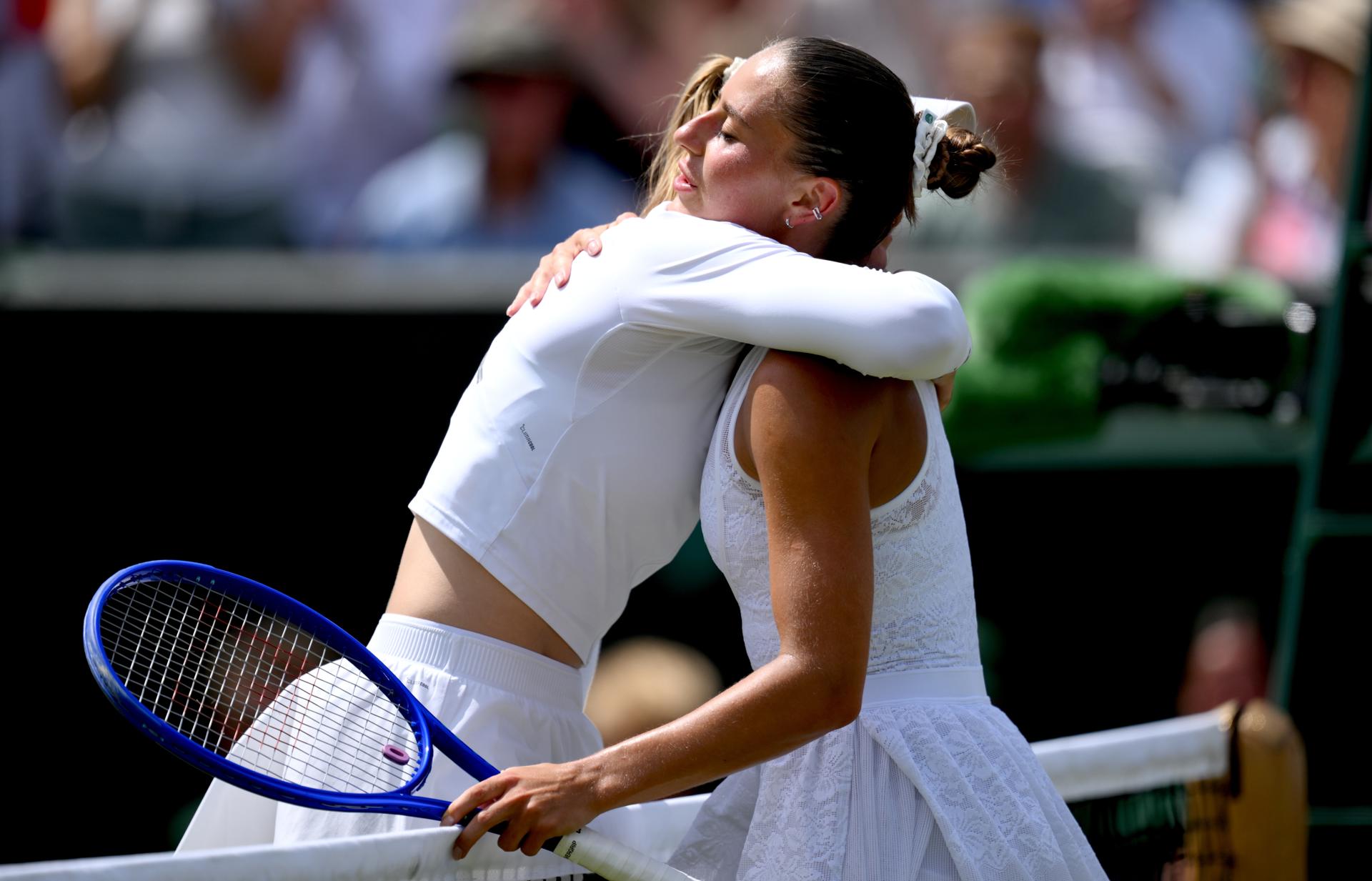 La tenista ucraniana Marta Kostyuk (D) es felicitada en la red por la estadounidense Ashlyn Krueger tras ganar su partido de individuales femeninos del Campeonato de Wimbledon en Londres, Reino Unido,. EFE/EPA/DANIEL HAMBURY
