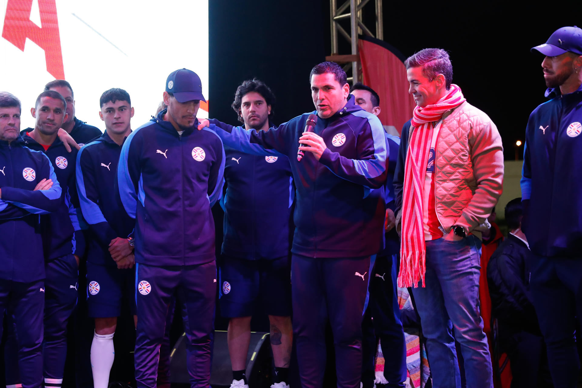 El presidente de Paraguay, Santiago Peña (d), el presidente de la Asociación Paraguaya de Fútbol, Robert Harrison (c) y el jugador, Gustavo Gómez (i), durante la recepción a la selección de Paraguay en el Aeropuerto Internacional Silvio Pettirossi, tras ser eliminada por Francia en los octavos de final de la Copa del Mundo, 6 de julio de 2026. EFE/ Juan Pablo Pino
