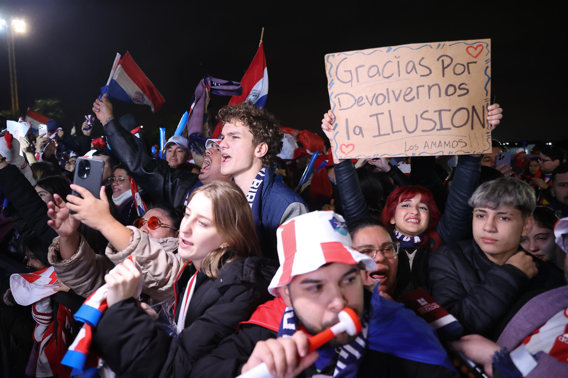 Seguidores de la selección paraguaya de fútbol esperan la llegada del equipo en el Aeropuerto Internacional Silvio Pettirossi, tras ser eliminada por Francia en los octavos de final de la Copa del Mundo, 6 de julio de 2026. EFE/ Juan Pablo Pino
