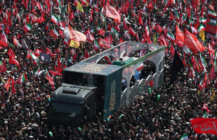 Los iraníes participan en la ceremonia fúnebre del difunto líder supremo iraní, el ayatolá Ali Jamenei, en Teherán (Irán), el 6 de julio de 2026. Irán celebra un funeral de Estado de varios días, del 4 al 9 de julio de 2026, para el líder, quien fue asesinado en un ataque aéreo conjunto de EE.UU. e Israel el 28 de febrero de 2026. (Teherán) EFE/EPA/ABEDIN TAHERKENAREH RESTRICCIONES: NO acceso a medios israelíes / estaciones de TV en persa fuera de Irán / Estrictamente prohibido el acceso a BBC Persian / VOA Persian / Manoto TV / Iran International TV. (Según lo ordenado por la Dirección General de Medios Extranjeros de Irán) --
