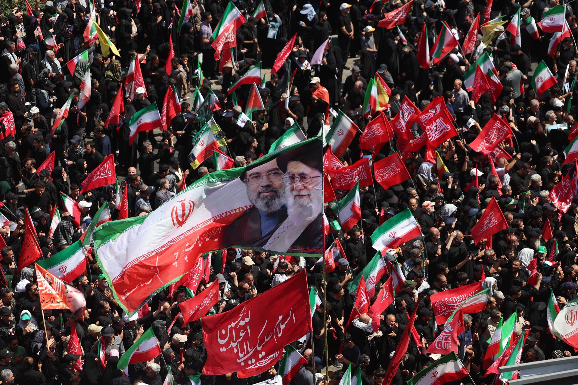 - Los iraníes participan en la ceremonia fúnebre del difunto líder supremo iraní, el ayatolá Ali Khamenei, en Teherán, Irán, el 6 de julio de 2026. Irán está celebrando un funeral de Estado de varios días, del 4 al 9 de julio de 2026, para el líder, quien murió en un bombardeo conjunto de Estados Unidos e Israel el 28 de febrero de 2026. (Teherán) EFE/EPA/ABEDIN TAHERKENAREH RESTRICCIONES: SIN ACCESO Medios de Israel / Canales de TV en idioma persa fuera de Irán / Estrictamente sin acceso a BBC Persian / VOA Persian / Manoto TV / Iran International TV. (Según lo mandated por la Dirección General de Medios Extranjeros de Irán) --