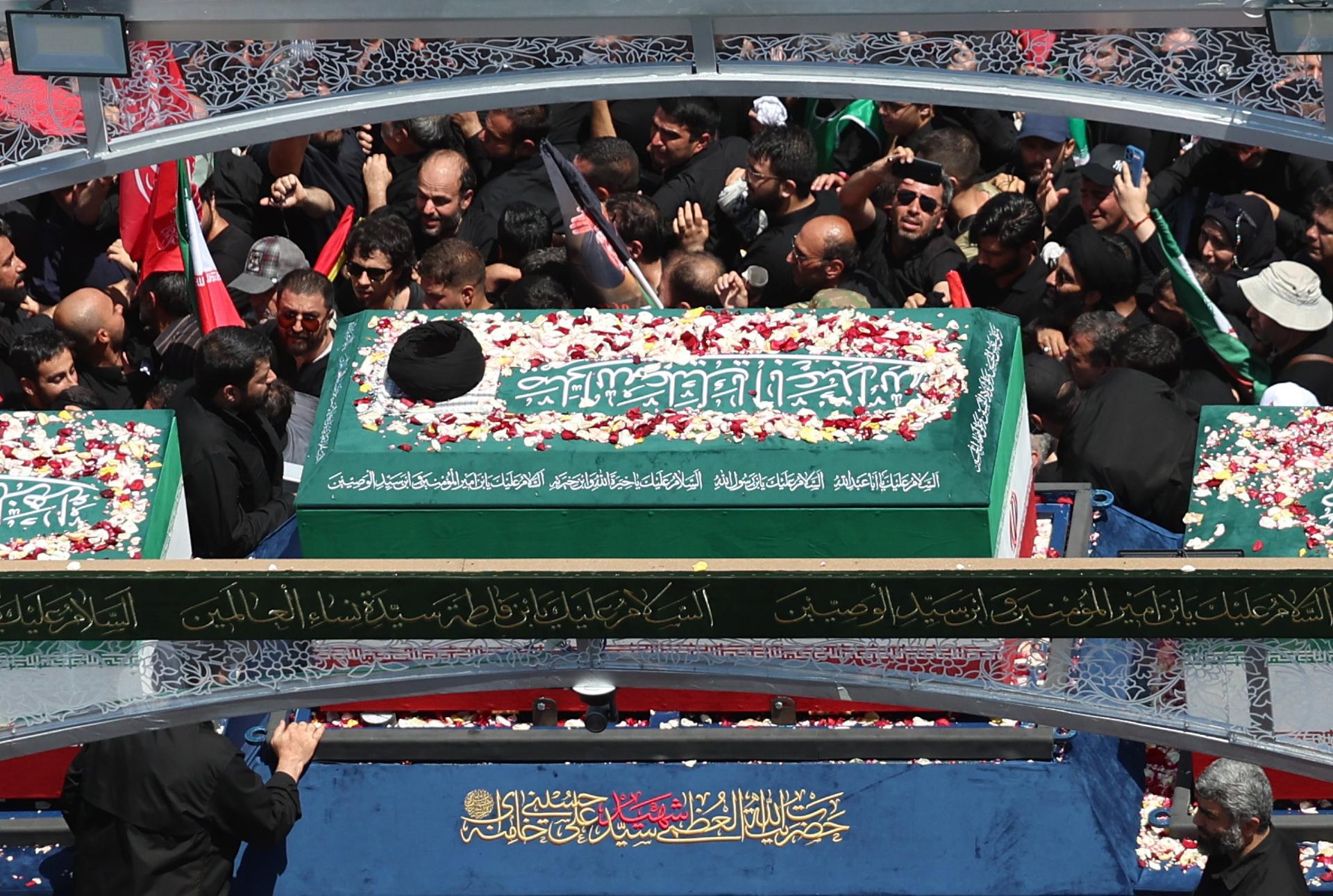 Iraníes se reúnen alrededor del féretro del fallecido Líder Supremo de Irán, el ayatolá Ali Khamenei, y miembros de su familia durante su ceremonia fúnebre en Teherán, Irán, el 6 de julio de 2026. Irán está celebrando un funeral de Estado de varios días, del 4 al 9 de julio de 2026, para el líder, quien fue asesinado en un bombardeo conjunto de EE. UU. e Israel el 28 de febrero de 2026. (Teherán) EFE/EPA/ABEDIN TAHERKENAREH RESTRICCIONES: NO se permite el acceso a medios israelíes / estaciones de televisión en persa fuera de Irán / Estrictamente prohibido el acceso a BBC Persian / VOA Persian / Manoto TV / Iran International TV. (Según lo dispuesto por la Dirección General de Medios Extranjeros de Irán) --