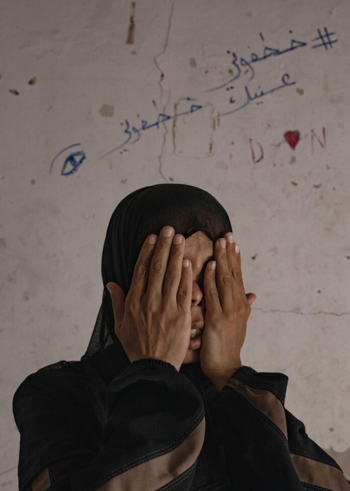 La mujer palestina Najwa Abu Atiwi, de 42 años, posa para una fotografía dentro de las ruinas de su casa parcialmente destruida en el campamento de refugiados de Nuseirat. EFE/EPA/HAITHAM IMAD
