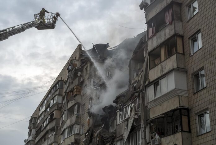 Rescatistas ucranianos trabajan en el lugar de un ataque con misiles rusos contra un edificio residencial de nueve pisos en Kiev, Ucrania, el 6 de julio de 2026, en medio de la invasión rusa. Según el Servicio Estatal de Emergencias, al menos 14 personas murieron y más de 60 resultaron heridas, entre ellas cinco niños, tras un ataque nocturno contra Kiev. La Fuerza Aérea informó que Rusia lanzó 351 drones y 68 misiles de distintos tipos durante el ataque contra Ucrania, siendo Kiev el objetivo principal. (Rusia, Ucrania, Kiev) EFE/EPA/MAXYM MARUSENKO
