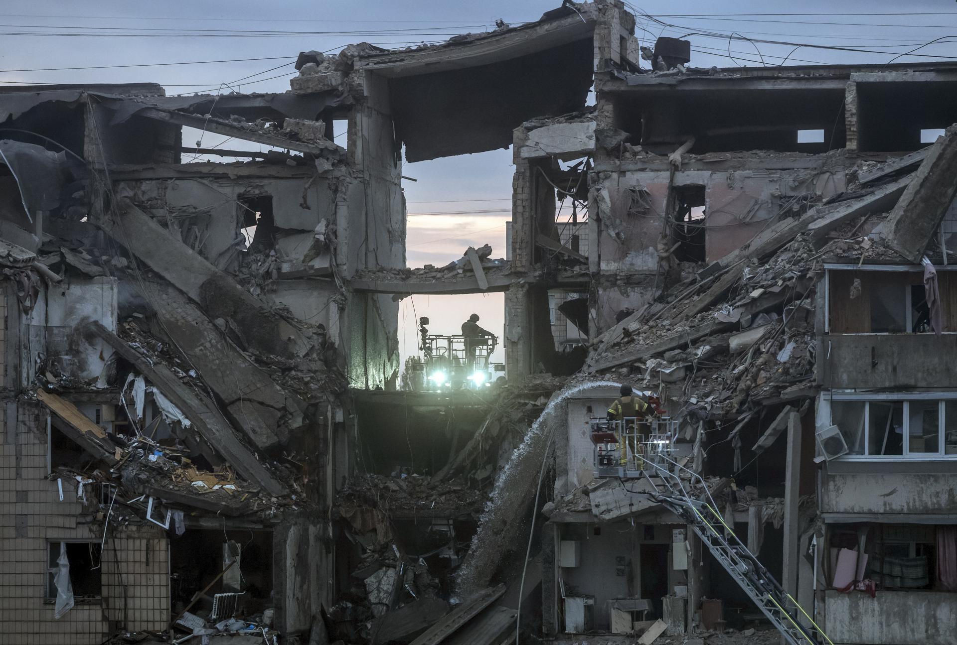 Rescatistas ucranianos trabajan en el lugar de un ataque con misiles rusos contra un edificio residencial de nueve pisos en Kiev, Ucrania, 06 de julio de 2026, en medio de la invasión rusa. Al menos 14 personas murieron y más de 60 resultaron heridas, incluidos cinco niños, tras un ataque nocturno contra Kiev, según el Servicio Estatal de Emergencias. Rusia lanzó 351 drones y 68 misiles de diversos tipos durante el ataque contra Ucrania, informó la Fuerza Aérea, siendo Kiev el objetivo principal. (Rusia, Ucrania, Kiev) EFE/EPA/MAXYM MARUSENKO
