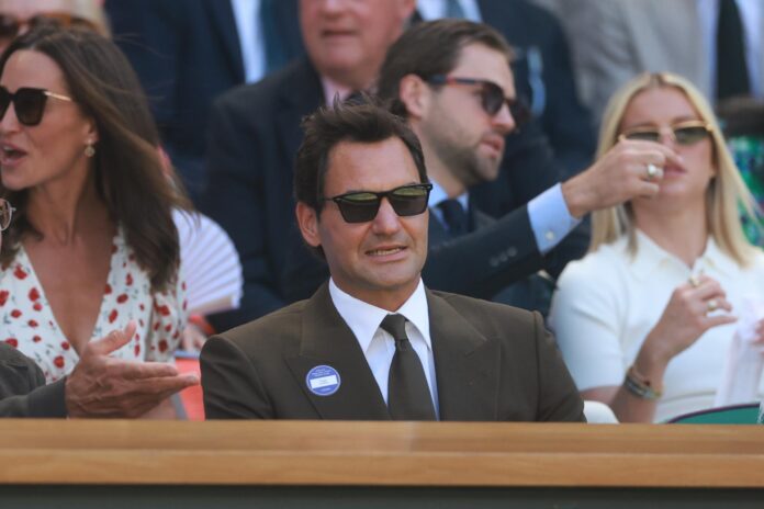 Roger Federer asiste a los partidos de Wimbledon en la pista centralo este lunes 6. EFE/EPA/NEIL HALL
