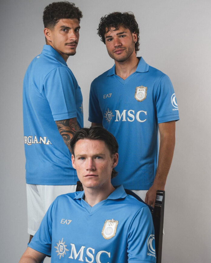 El Nápoles presentó este lunes su camiseta para la temporada 2026-2027 en una edición especial con motivo del centenario, con un diseño inspirado en una de las equipaciones más icónicas de su historia, la utilizada en la conquista del primer 'Scudetto' en 1987 con Diego Armando Maradona. EFE/Nápoles FC / SOLO USO EDITORIAL/SOLO DISPONIBLE PARA ILUSTRAR LA NOTICIA QUE ACOMPAÑA (CRÉDITO OBLIGATORIO)
