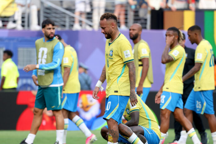 Neymar (c) de Brasil llora este domingo, al final de un partido por los octavos de final del Mundial de la FIFA 2026 entre Brasil y Noruega en el estadio MetLife en Nueva Jersey (Estados Unidos). EFE/ Octavio Guzman
