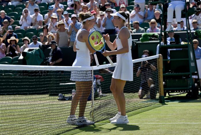 La tenista belga Elise Mertens es felicitada por la checa Marie Bouzkova tras el partido de cuarta ronda de Wimbledon disputado en Londres, Reino Unido. EFE/EPA/DANIEL HAMBURY
