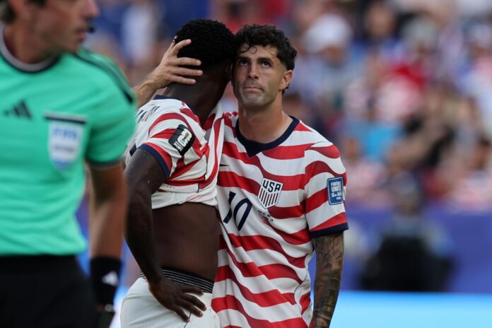 Folarin Balogun (c) de Estados Unidos al ser expulsado en el partido de los dieciseisavos de final del Mundial de la FIFA 2026 entre Estados Unidos y Bosnia Herzegovina en el estadio Levi's en Santa Clara (Estados Unidos). EFE/EPA/BENJAMIN FANJOY
