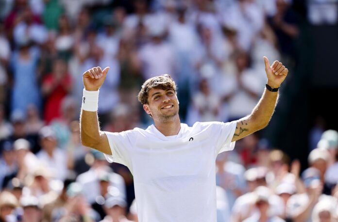 El italiano Flavio Cobolli, celebra su victoria ante el australianoa Alex de Miñaur en la hierba de Londres, en Wimbledon, Londres, Reino Unido. EFE/EPA/TOLGA AKMEN
