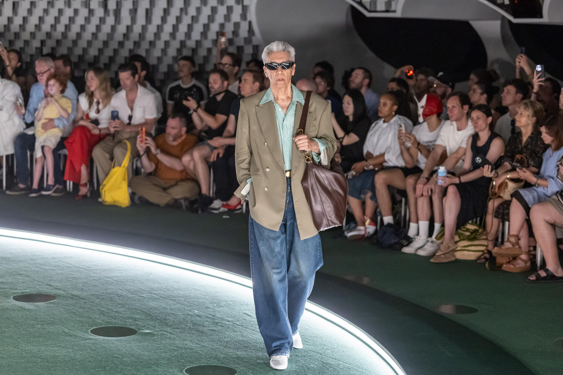 Momento de la presentación de la última colección de hombre del diseñador Willy Chavarria durante la semana de la moda masculina de París, el pasado mes de junio. Ahora que se redefinen los conceptos de la elegancia y pasarelas como París o Pitti Uomo, por fin, proyectan una moda masculina relajada reinterpretando la sastrería clásica, lo cierto es que no en todos los ámbitos modificar el código de vestuario es bien recibido, a pesar de las altas temperaturas (incluida ola de calor). EFE/ CHRISTOPHE PETIT TESSON
