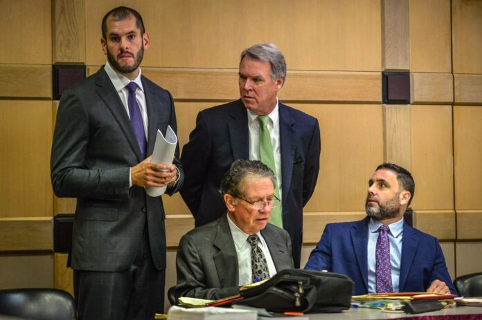 El hispano-estadounidense Pablo Ibar (d) mira hoy a sus abogados Joseph Nascimento (i), Kevin J. Kulik (c) y Fred Haddad (sentado) durante la fase oral del cuarto juicio al que es sometido, en el tribunal del condado Broward, en Fort lauderdale, Florida (EE.UU.). Imagen de archivo. EFE/Giorgio Viera
