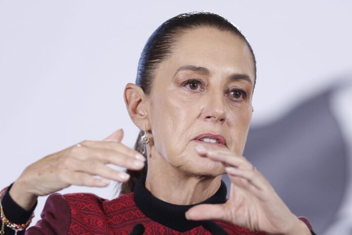 La presidenta de México, Claudia Sheinbaum, habla en una rueda de prensa este lunes, en el Palacio Nacional de Ciudad de México (México). EFE/ Sáshenka Gutiérrez
