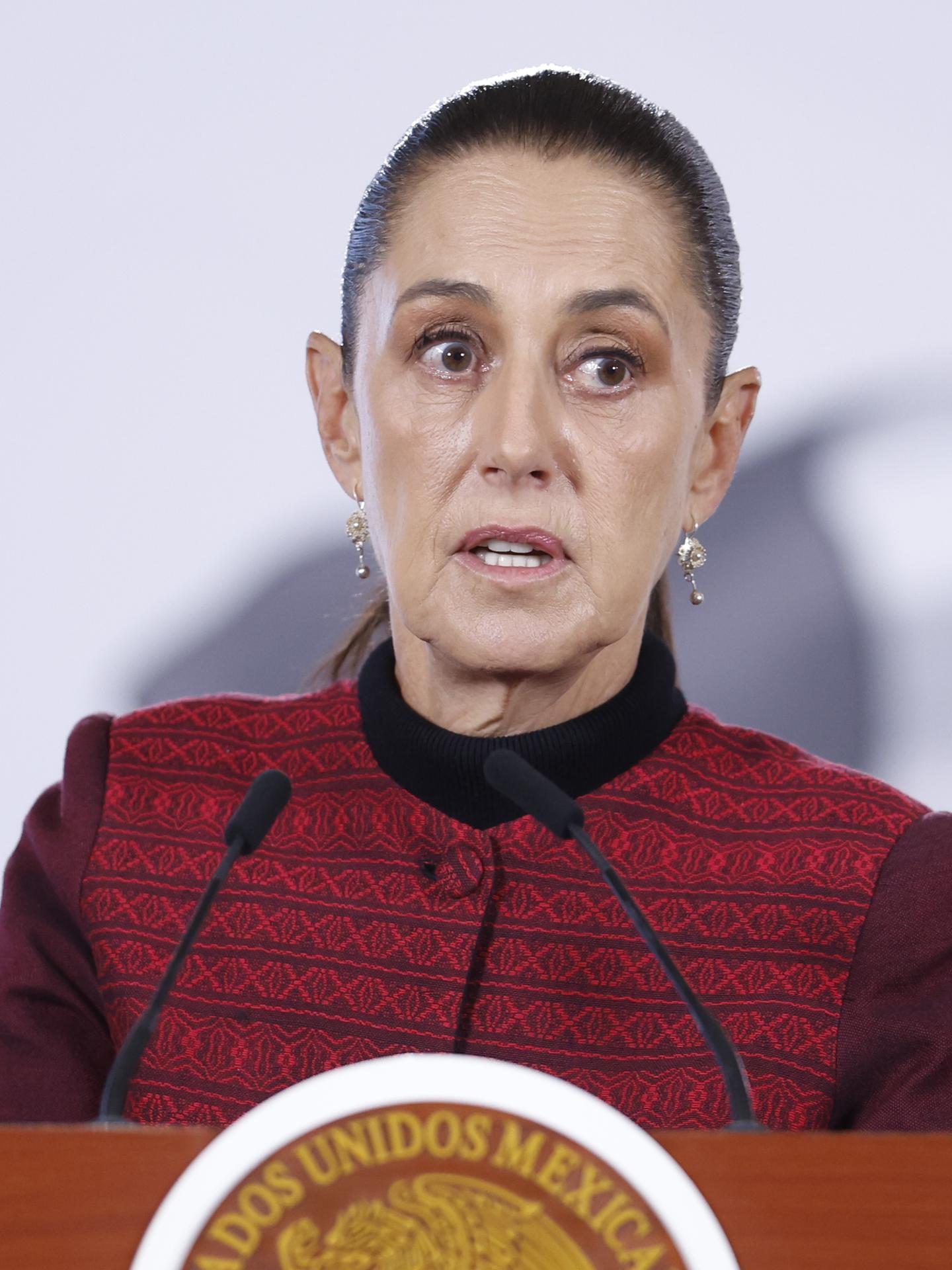 La presidenta de México, Claudia Sheinbaum, habla en una rueda de prensa este lunes, en el Palacio Nacional de Ciudad de México (México). EFE/ Sáshenka Gutiérrez