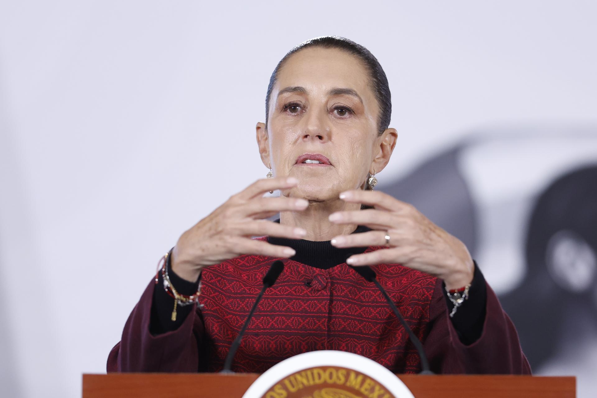 La presidenta de México, Claudia Sheinbaum, habla en una rueda de prensa este lunes, en el Palacio Nacional de Ciudad de México (México). EFE/ Sáshenka Gutiérrez