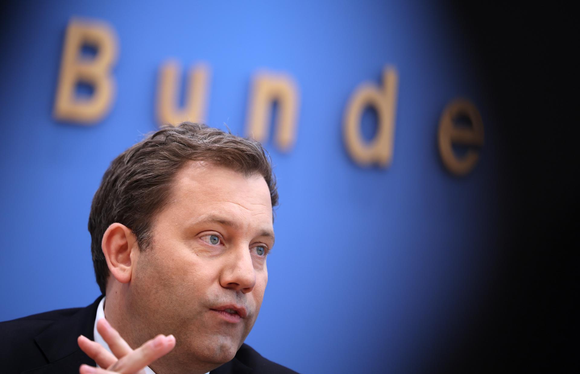 El ministro de Finanzas de Alemania, Lars Klingbeil, durante una conferencia de prensa para presentar el proyecto de presupuesto federal alemán para 2027 y el plan financiero hasta 2030, en Berlín, Alemania, 06 de julio de 2026. (Alemania) EFE/EPA/HANNIBAL HANSCHKE
