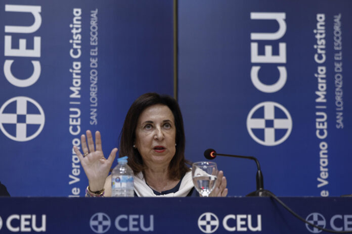 - La ministra de Defensa, Margarita Robles, durante el curso de verano del CEU 'La economía española en el marco geopolítico actual', este lunes ern San Lorenzo de El Escorial (Madrid).-EFE/ Sergio Pérez
