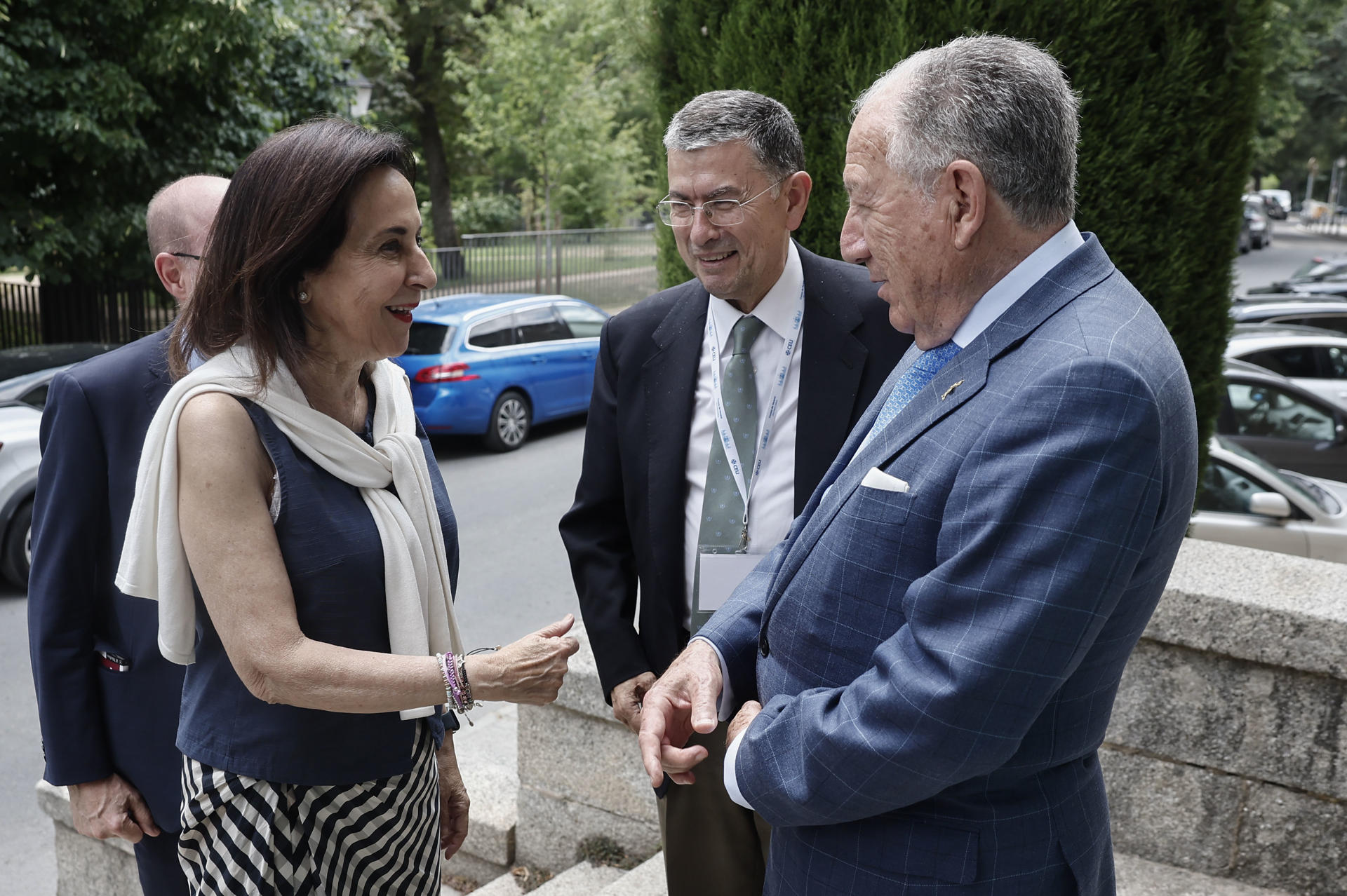 - La ministra de Defensa, Margarita Robles, conversa con el exdirector del CNI Félix Sanz Roldán, durante el curso de verano del CEU 'La economía española en el marco geopolítico actual', este lunes ern San Lorenzo de El Escorial (Madrid).-EFE/ Sergio Pérez
