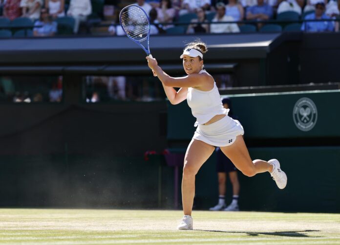 La checa Linda Noskova, de 21 años, en su partido de octavos de Wmbledon ante la estadounidense Madison Keys en Londres, Reino Unido. EFE/EPA/TOLGA AKMEN
