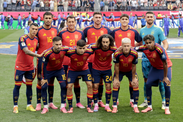 Jugadores de España forman este jueves, en un partido por los dieciseisavos de final del Mundial de la FIFA 2026 entre España y Austria en el estadio SoFi en Los Ángeles (Estados Unidos). EFE/ Lavandeira Jr
