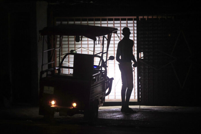 Una persona camina por una calle durante un apagón en La Habana (Cuba). EFE/ Ernesto Mastrascusa
