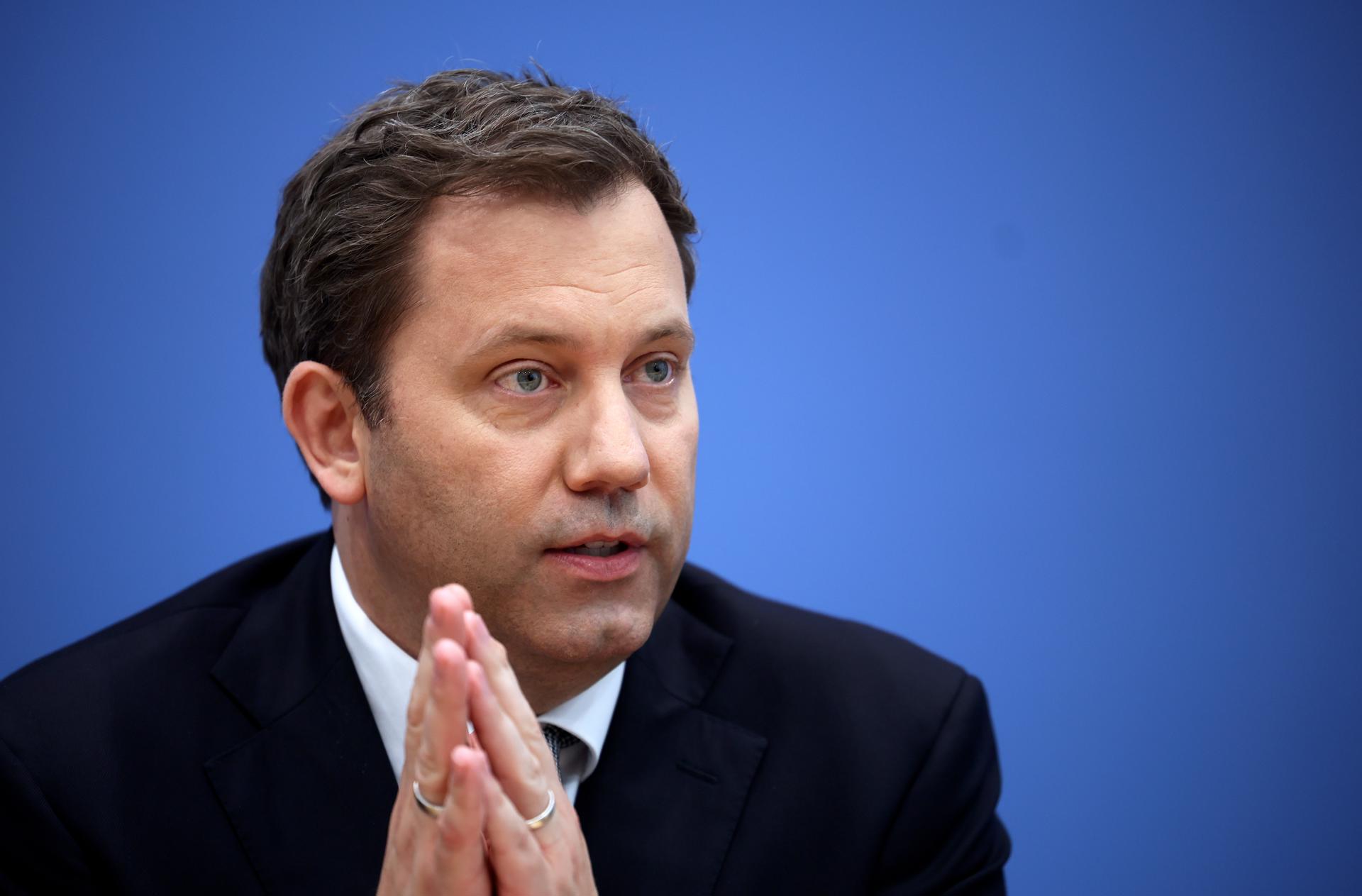 El vicecanciller y ministro alemán de Finanzas, este lunes en la presentación del proyecto de presupuestos. (Alemania) EFE/EPA/HANNIBAL HANSCHKE