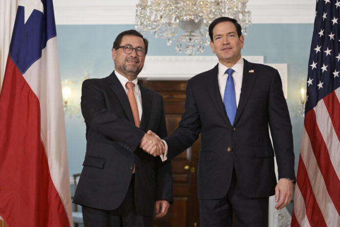 El secretario de Estado de Estados Unidos, Marco Rubio (d), posa junto al ministro de Relaciones Exteriores de Chile, Francisco Pérez Mackenna, previo a una reunión bilateral este lunes, en Washington (Estados Unidos). EFE/ Lenin Nolly

