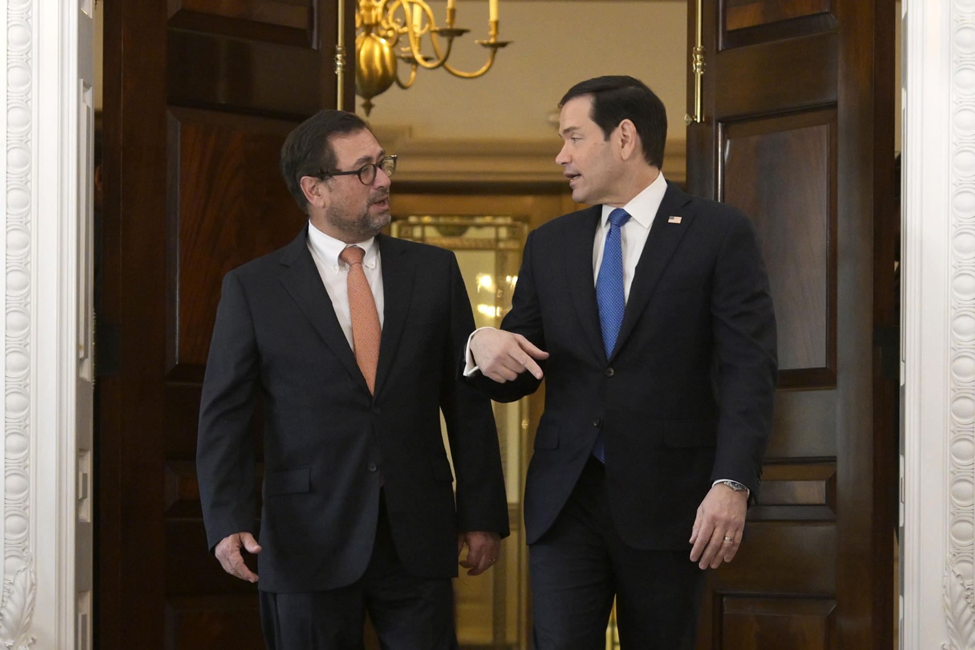 El secretario de Estado de Estados Unidos, Marco Rubio (d), habla con el ministro de Relaciones Exteriores de Chile, Francisco Pérez Mackenna, previo a una reunión bilateral este lunes, en Washington (Estados Unidos). EFE/ Lenin Nolly
