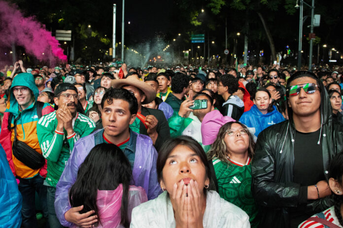 Aficionados de México reaccionan en el Angel de la Independencia este domingo, durante un partido por los octavos de final del Mundial de la FIFA 2026 entre México e Inglaterra, en Ciudad de México (México). EFE/ Tomás Pérez
