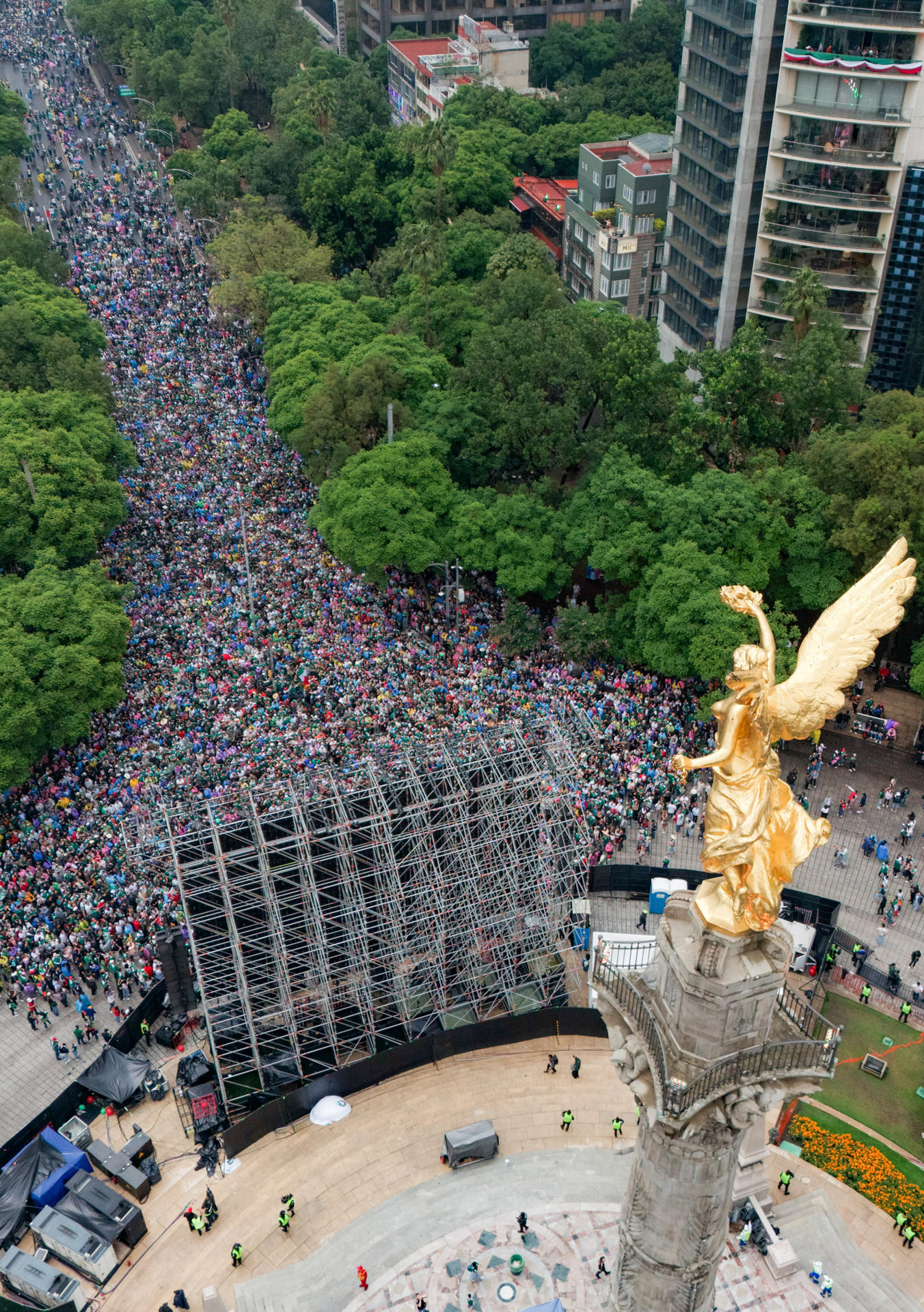 Fotografía aérea que muestra a aficionados de México reunidos en el Angel de la Independencia este domingo, durante un partido por los octavos de final del Mundial de la FIFA 2026 entre México e Inglaterra, en Ciudad de México (México). EFE/ Tomás Pérez

