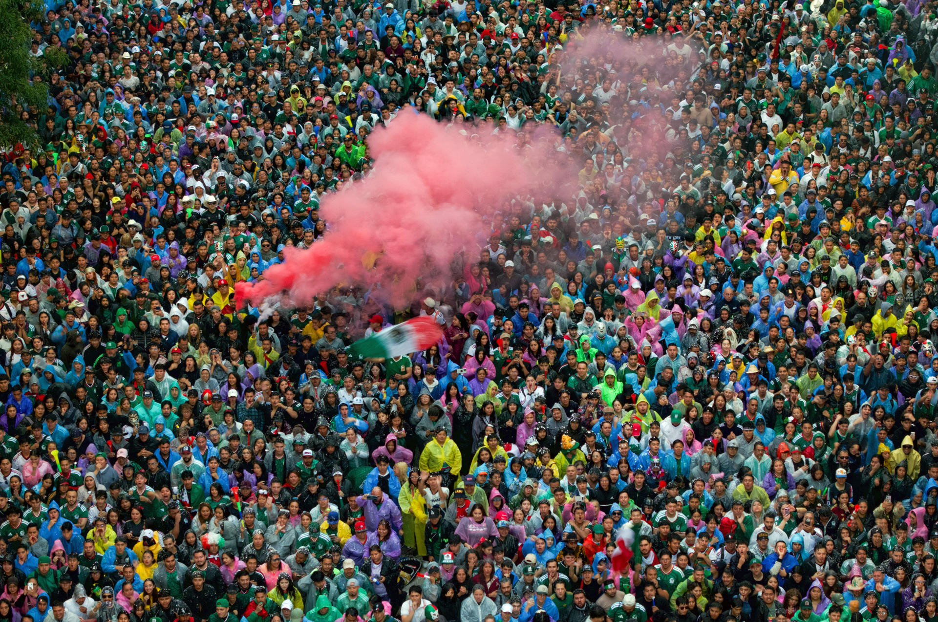 Fotografía aérea que muestra a aficionados de México reunidos en el Angel de la Independencia este domingo, durante un partido por los octavos de final del Mundial de la FIFA 2026 entre México e Inglaterra, en Ciudad de México (México). EFE/ Tomás Pérez
