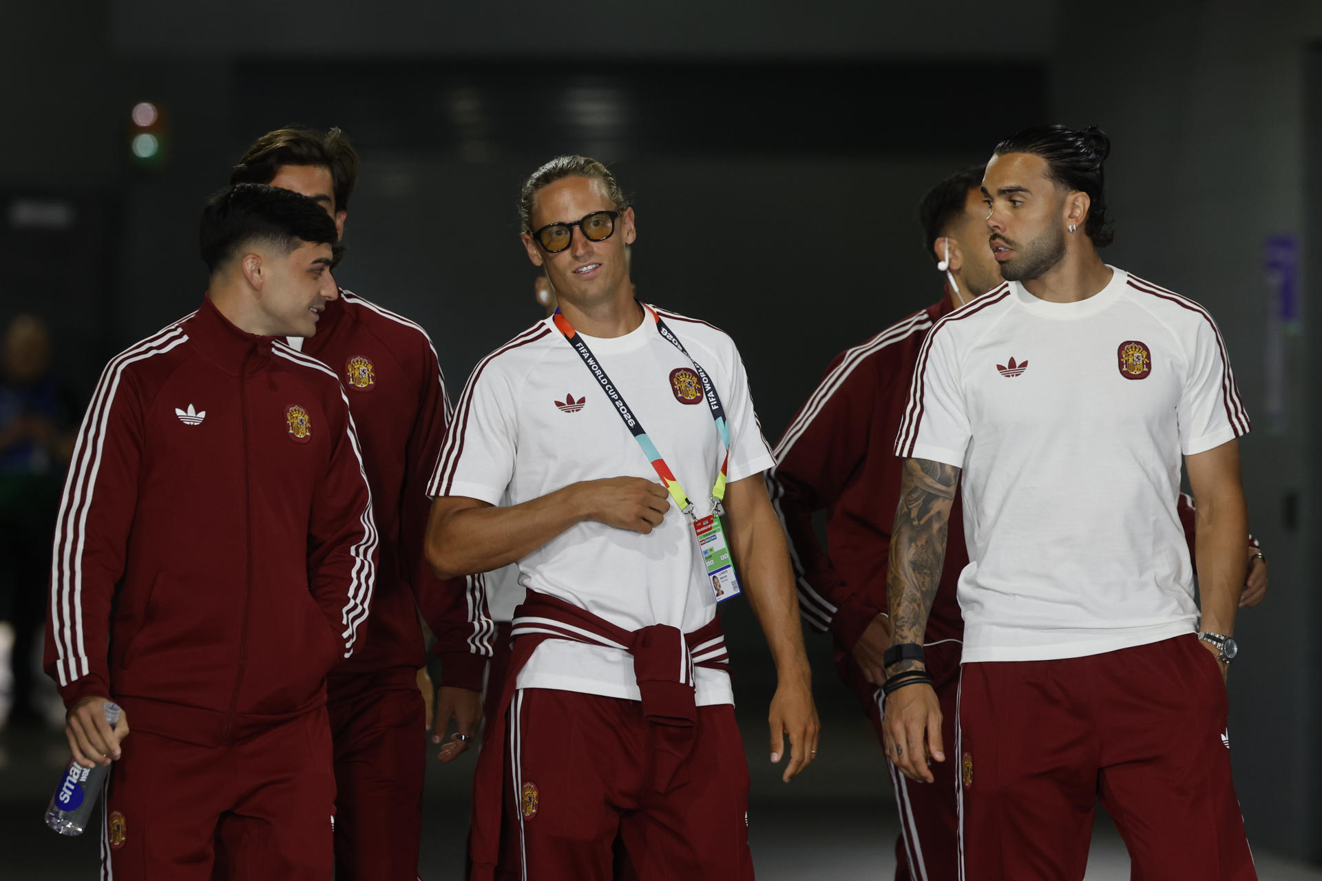 (i-d) Los jugadores españoles Pedri, Marcos Llorente y David Raya a su llegada al AT&T Stadium de Texas momentos antes del encuentro ante Portugal correspondiente a los octavos de final del Mundial 2026, este lunes en Dallas. EFE/Mariscal
