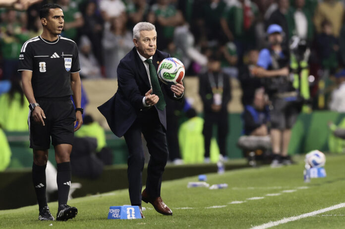 El seleccionador de México Javier Aguirre atrapa un balón este domingo, en un partido de los octavos de final del Mundial de la FIFA 2026 entre México e Inglaterra en el estadio Azteca en la Ciudad de México (México).EFE/ José Méndez
