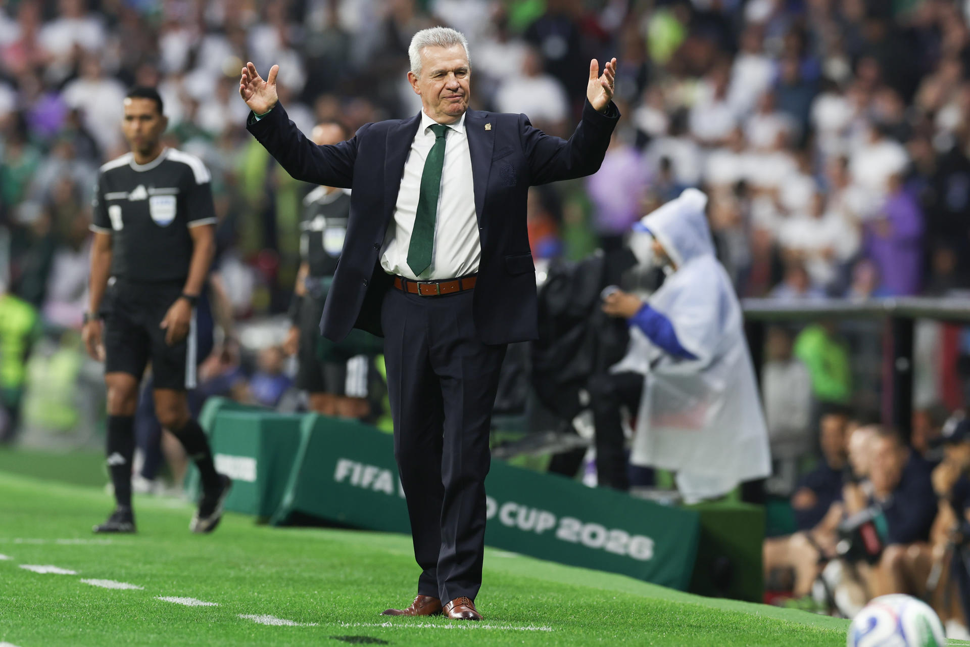 El seleccionador de México, Javier Aguirre, dirige este domingo en un partido por los octavos de final del Mundial de la FIFA 2026 entre México e Inglaterra en el estadio Azteca en Ciudad de México (México). EFE/ Alex Cruz
